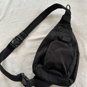 Vera Bradley Sling Bag Black EUC